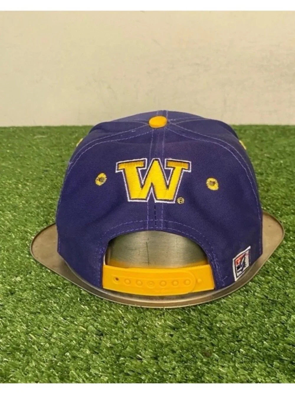 Vintage Washington Huskies hat cap snap back purple gold the game split bar mens